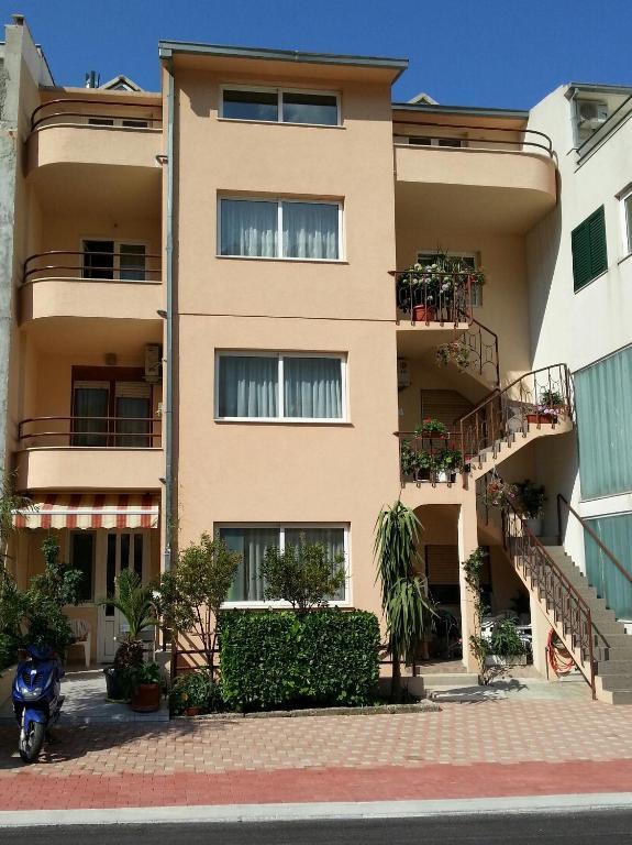 Apartments Deak Макарска Экстерьер фото